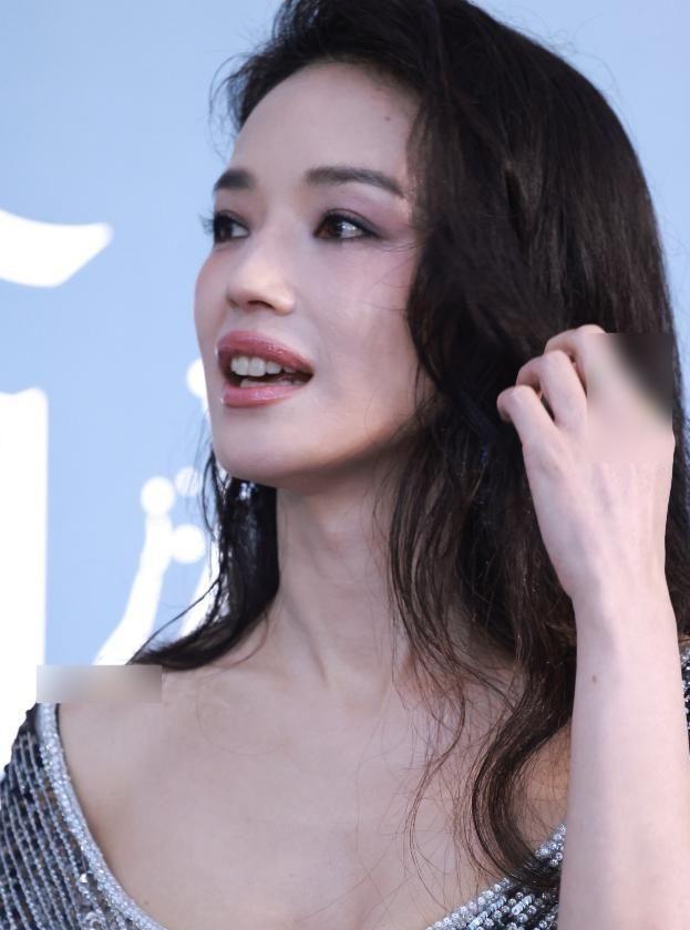 刘嘉玲脸垮了舒淇又嫩了胡杏儿赢麻OG网站澳门水舞间镜头好真实：(图4)