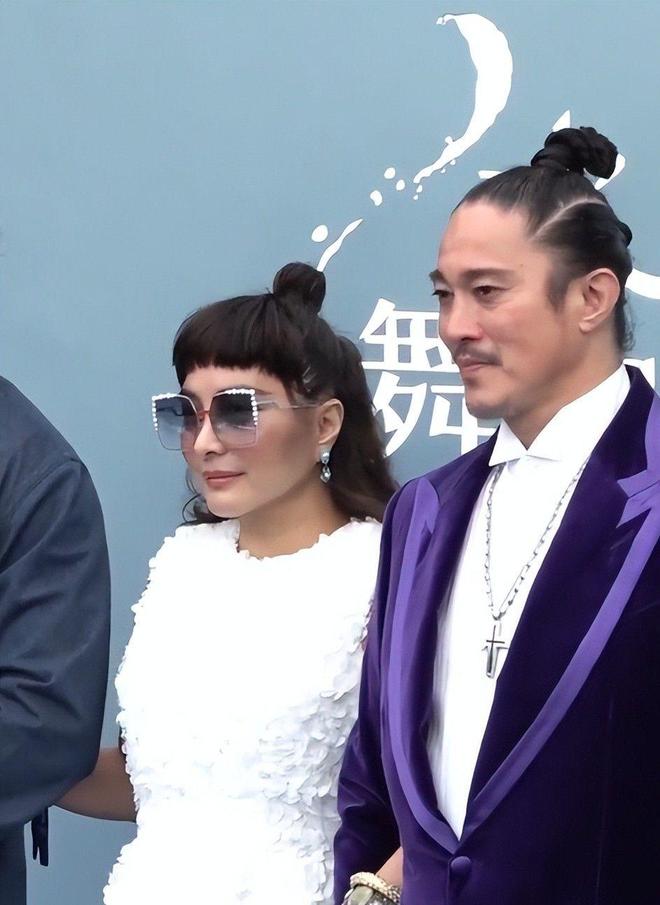 刘嘉玲脸垮了舒淇又嫩了胡杏儿赢麻OG网站澳门水舞间镜头好真实：(图15)