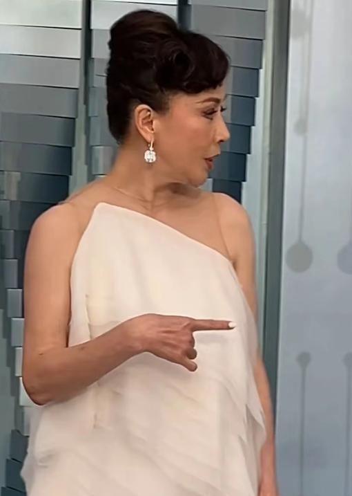 刘嘉玲脸垮了舒淇又嫩了胡杏儿赢麻OG网站澳门水舞间镜头好真实：(图19)