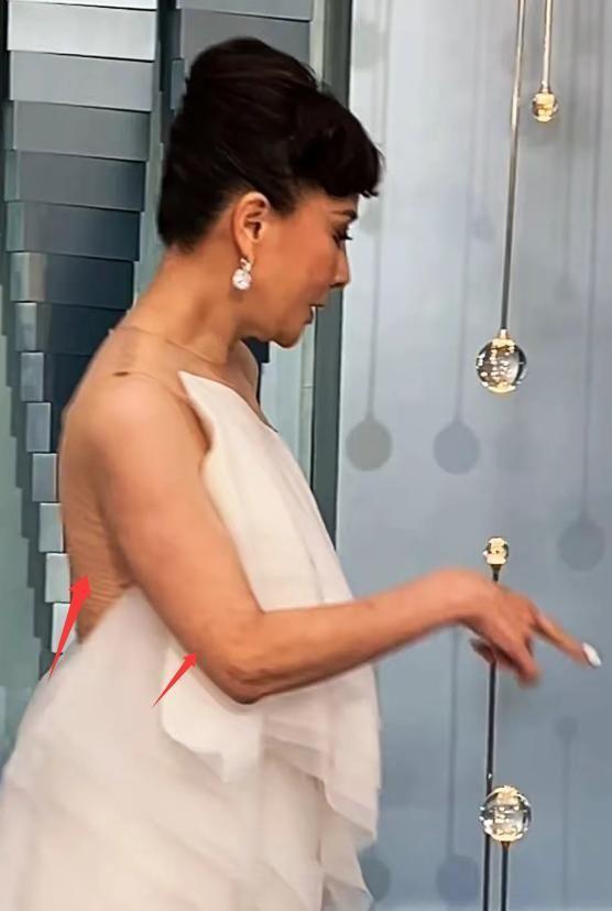 刘嘉玲脸垮了舒淇又嫩了胡杏儿赢麻OG网站澳门水舞间镜头好真实：(图17)